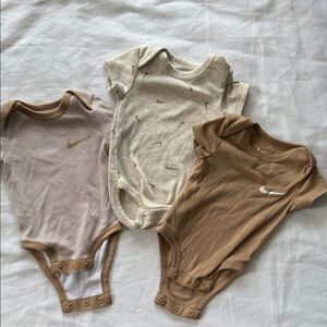 Nike Baby Bodysuit Trio - Beige, Cream, Brown 3M